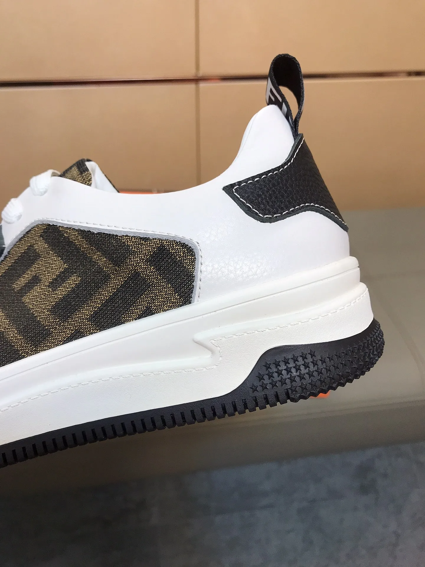 Factory price 400 🕷️🕷️FENDI [Fendi] Men’s new casual shoes are hot! , that kind of calm connotation️elegant taste is indescribable to start the journey of fashionable shoes💍💍to cope with various occasions calmly! The momentum of the big names speaks for itself! Comfortable and comfortable on the feet! Material: Imported cowhide + printed material, sheepskin lining. Fashion essential! 2 colors available! Code number: 38-44